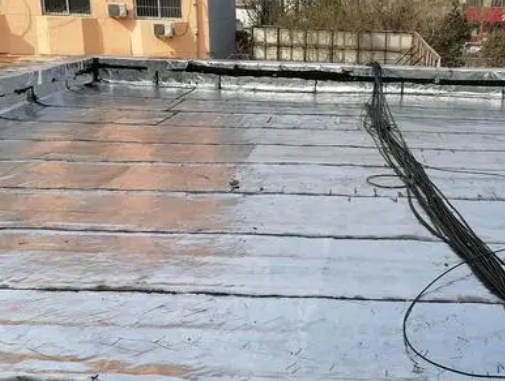 双牌卫生间漏水维修公司分享下双牌屋面楼顶防水刚性防水层施工要点。